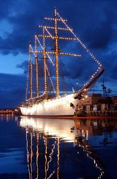A link to "clip-art" you may find very interesting..take a look!-_chilean_tall_ship_esmeralda_pearl_harbor_hawaii_m.jpg